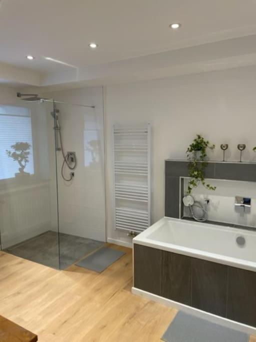 *neu* Extravagantes Eifelhaus Am Nuerburgring * Mannebach (Vulkaneifel)